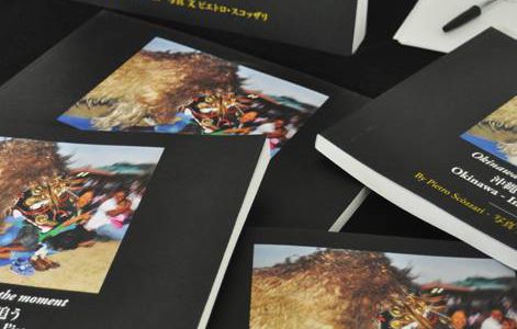 イタリアでのピエトロによる沖縄写真集、制作発表の様子